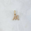 Dije Letra M Cursiva 0.6gr / 1.6cm / Circones Blancos Oro Amarillo 18K