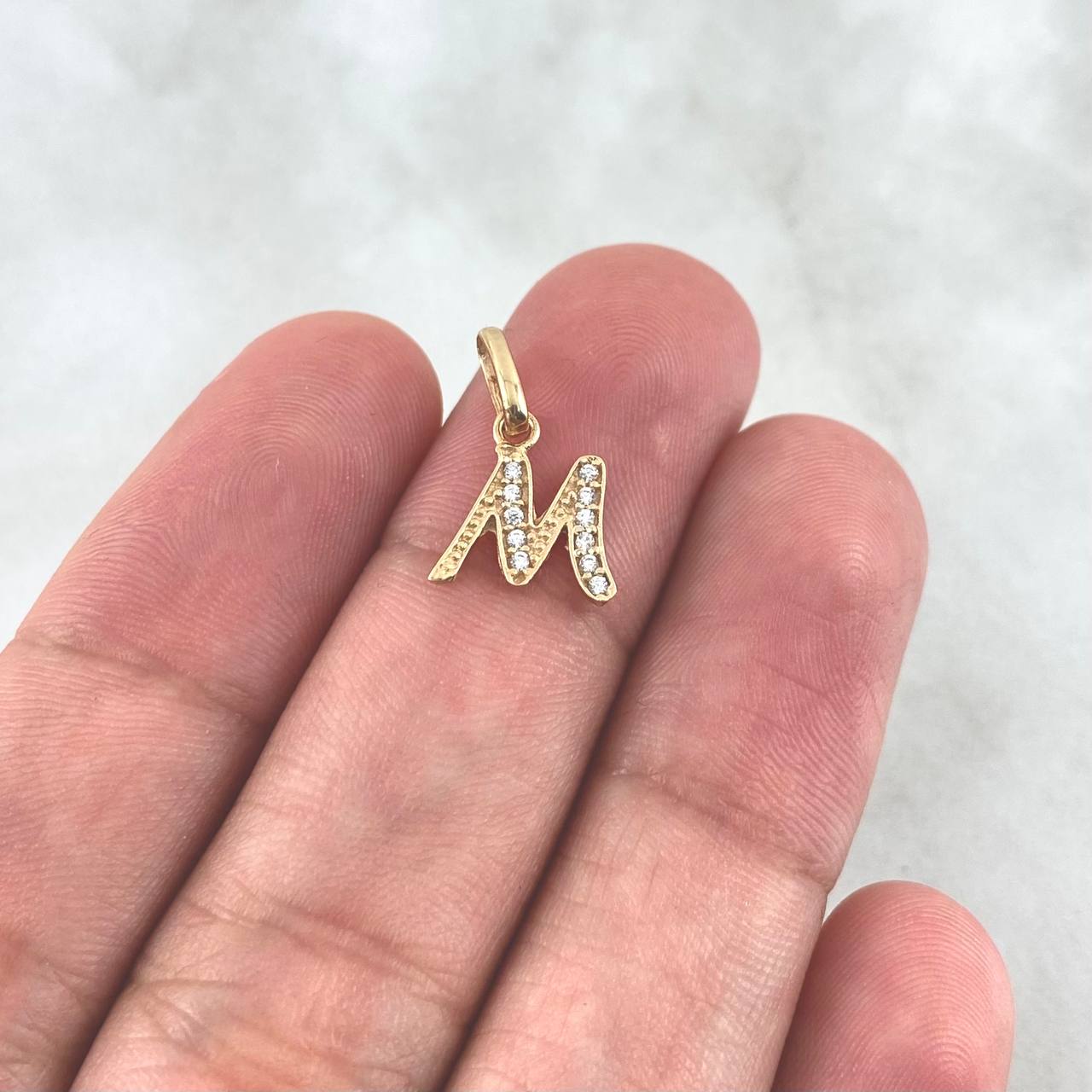 Dije Letra M Cursiva 0.6gr / 1.6cm / Circones Blancos Oro Amarillo 18K