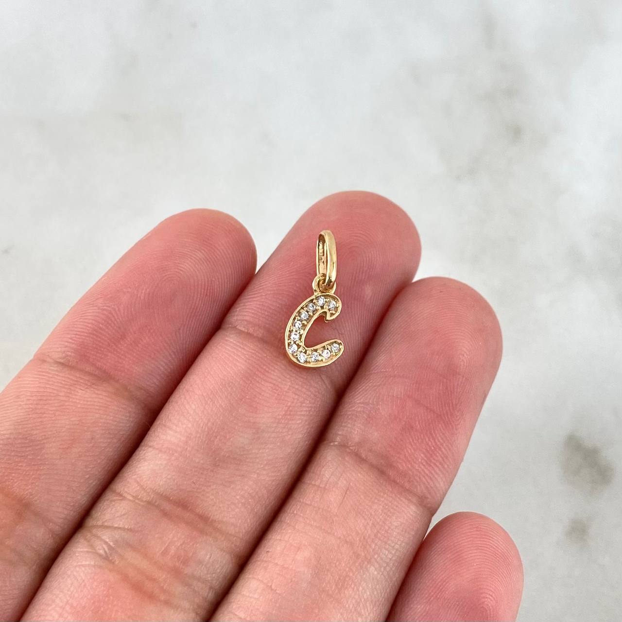 Dije Letra C Silueta 0.55gr / 1.6cm / Circones Blancos Oro Amarillo 18K ©