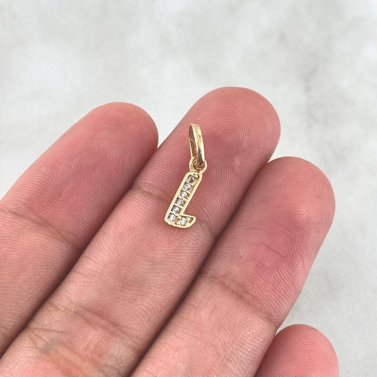 Dije Letra L Cursiva 0.4gr / 1.6cm / Circones Blancos Oro Amarillo 18K