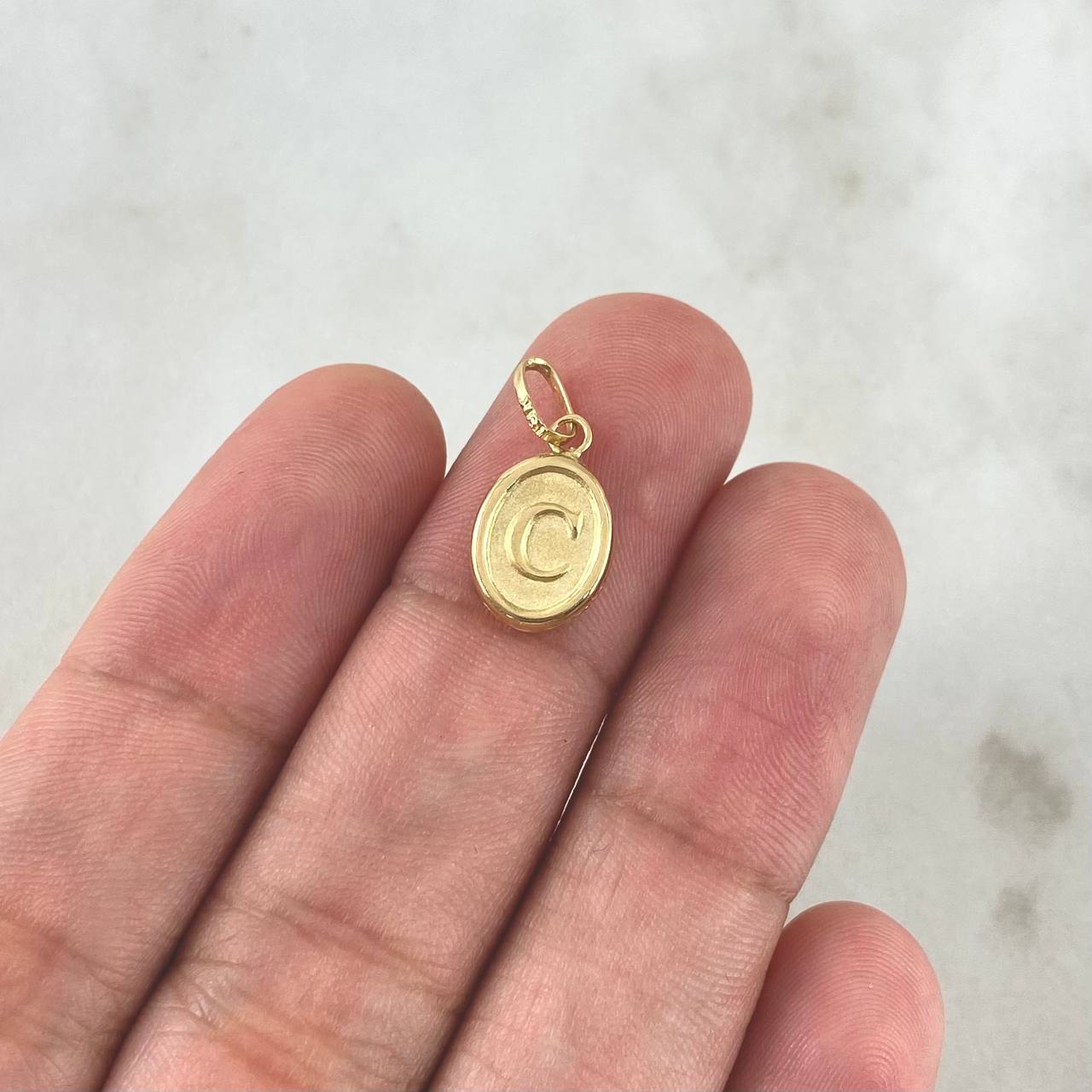 Dije Letra C Ovalada 0.6gr / 1.8cm / Troquelada Oro Amarillo ©