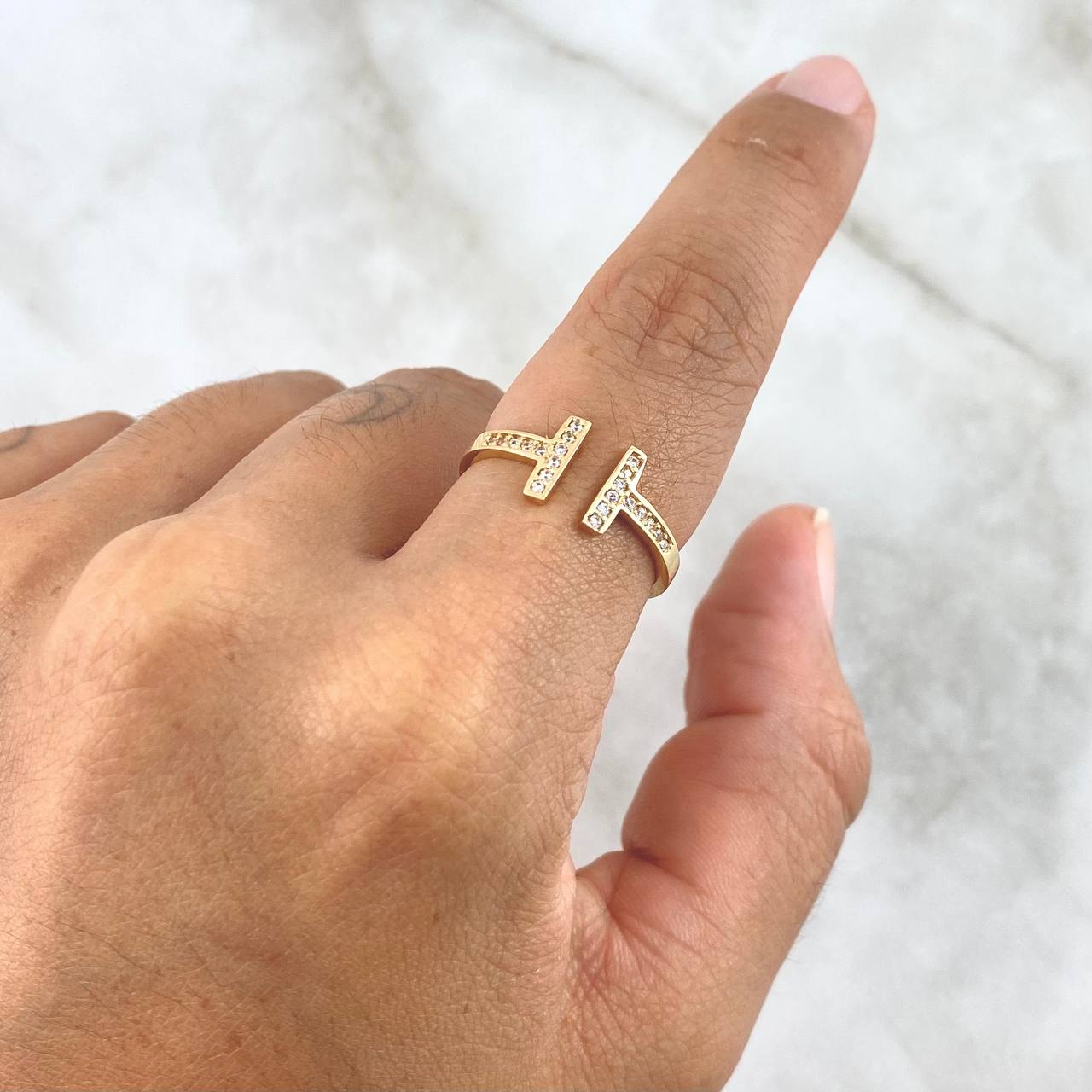 Hug Ring In T 2.2gr / Size 7 1/2 / White Zircons Yellow Gold