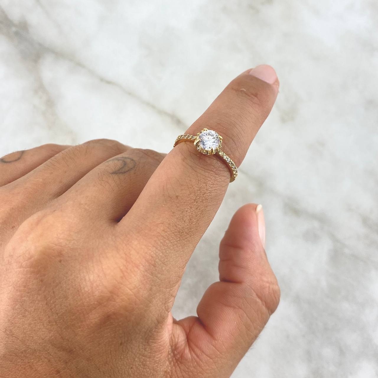 Halo Ring Inlaid 2.5gr / T5 1/4 / White Zircons Yellow Gold