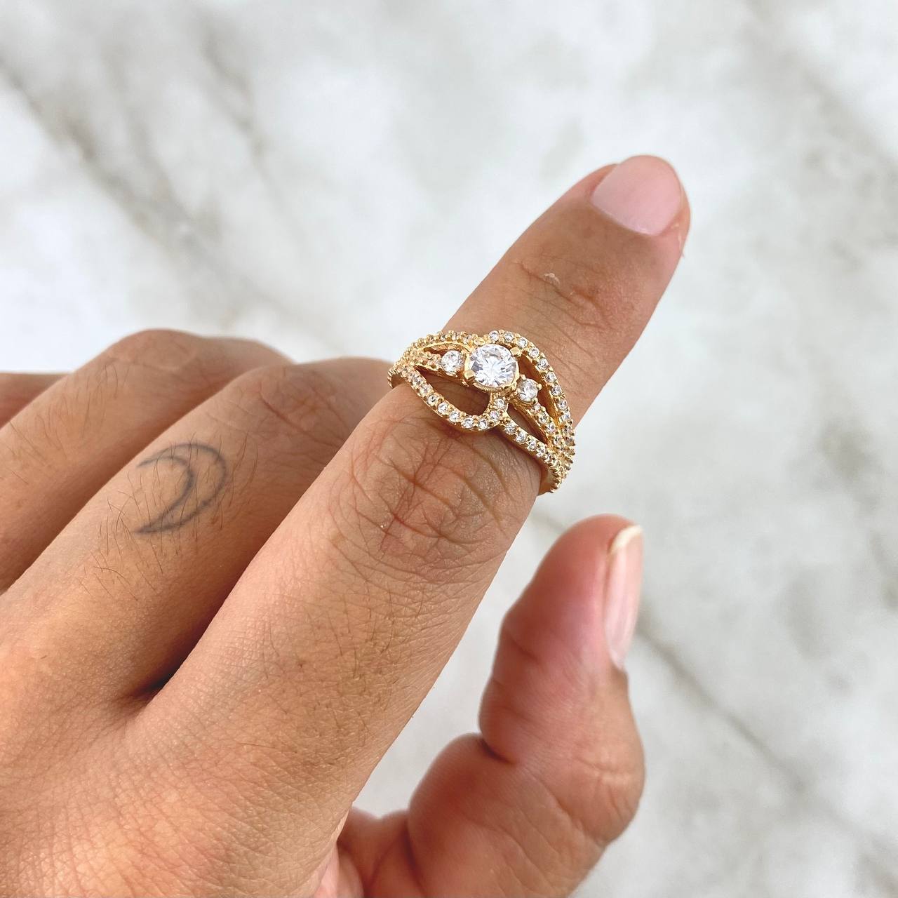 Anillo Curvas Eleganza 3.75gr / T4 1/2 / Circones Blancos Oro Amarillo (Joya)