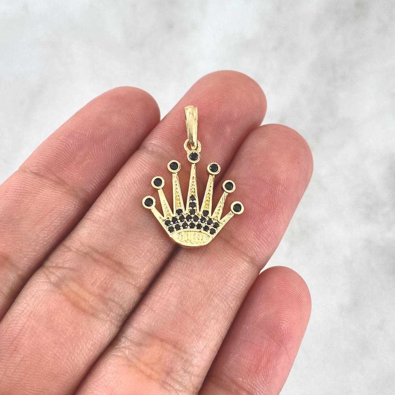 Pendant Corona 2.25gr / 2.4cm / White Black Zircons Yellow Gold