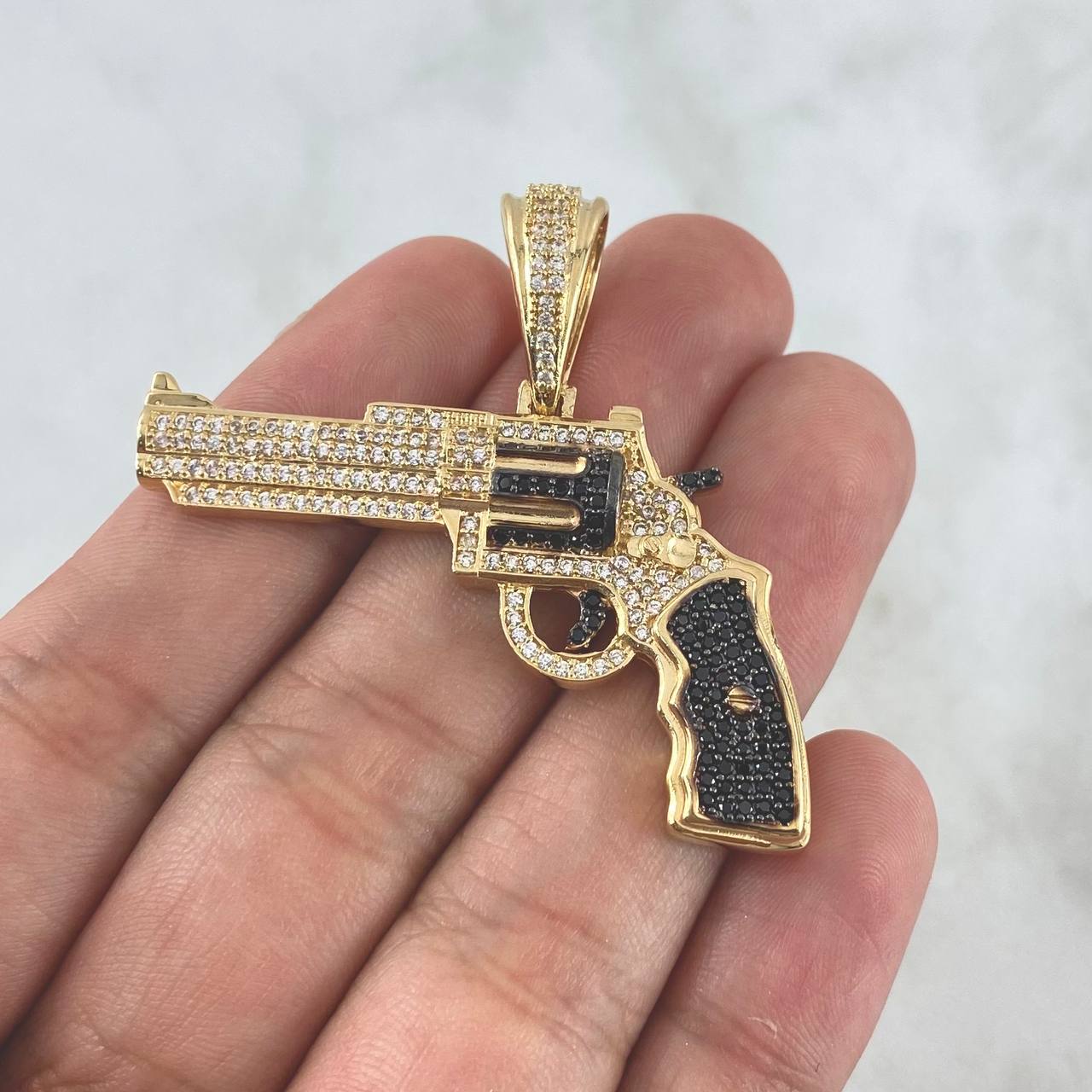 Pendant Revolver Weapon 9.5gr / 4cm / White and Black Zircons Yellow Gold ©