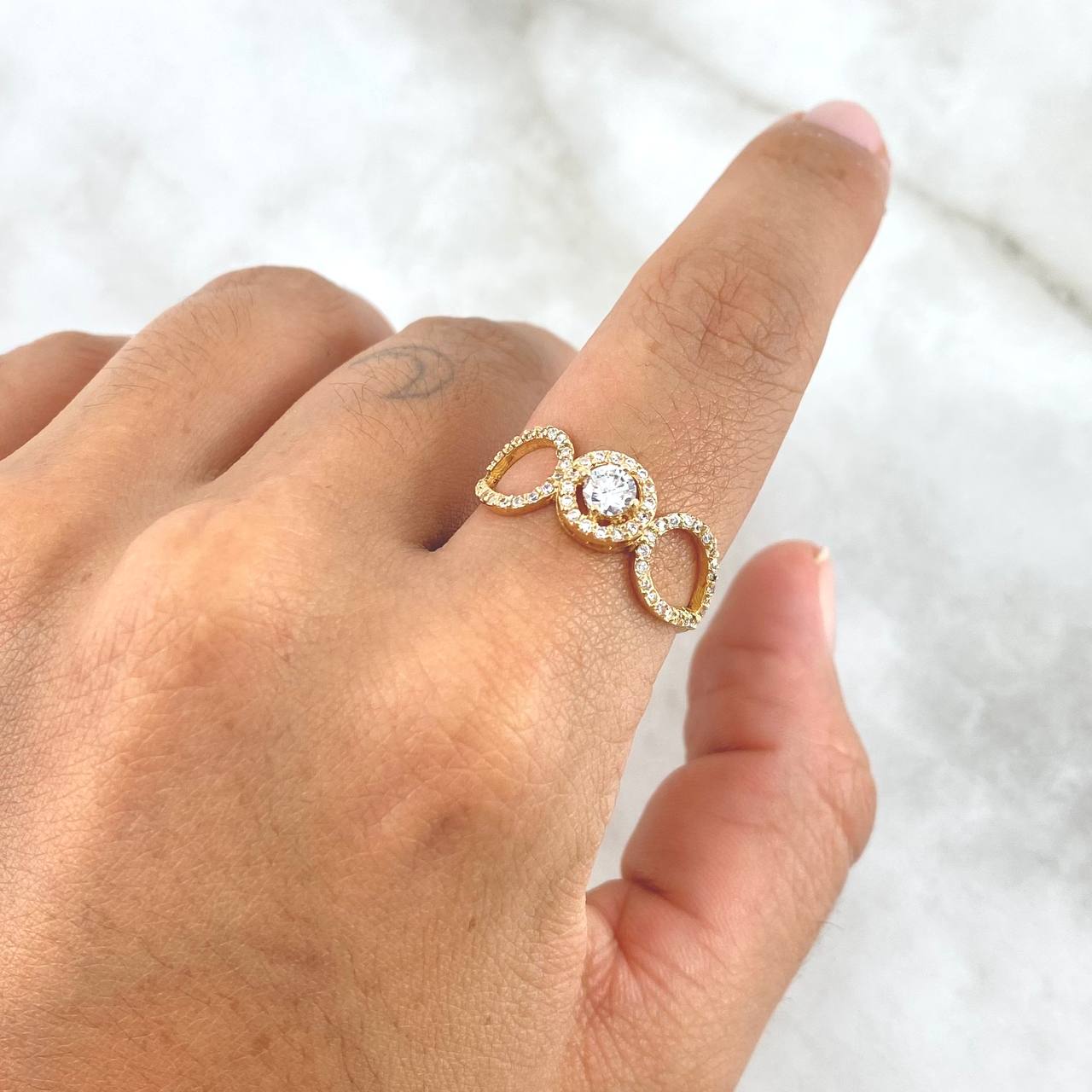 Halo Ring Hug 2.8gr / T8 / White Zircons Yellow Gold ©