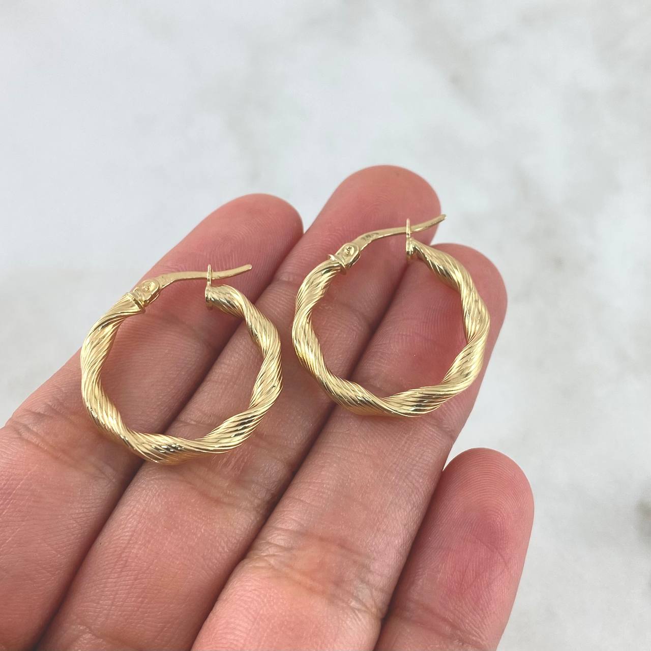 Hoop Earrings Bella 2.3gr / 2.4cm / Striped Twisted Yellow Gold