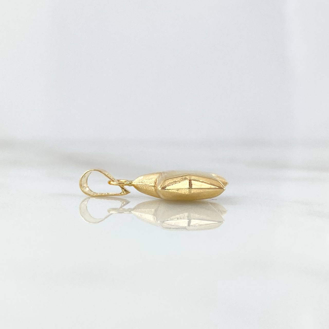 Pendant Star 0.95gr / 2.4cm / Stamped - Smooth Yellow Gold Charger