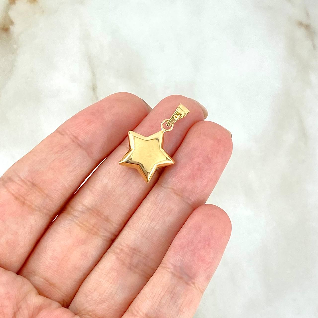 Pendant Star 0.95gr / 2.4cm / Stamped - Smooth Yellow Gold Charger