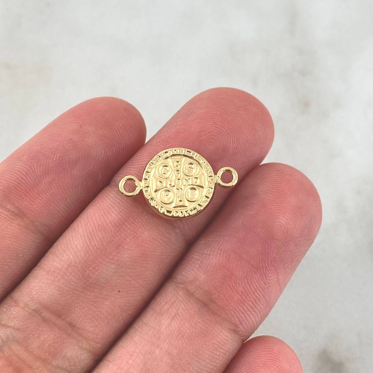Herraje San Benito 0.85gr / 1.9cm / Troquelado Oro Amarillo 18K *