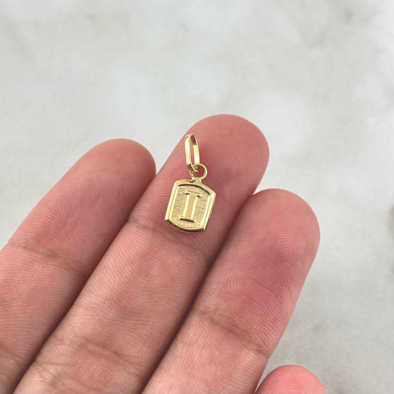 Pendant Letter I Frame 0.35gr / 1.6cm / 18K Yellow Gold Stamped