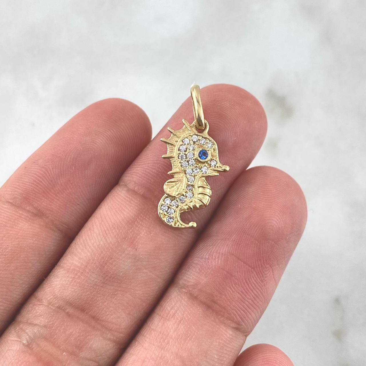 Pendant Seahorse 1.55gr / 2.2cm / White and Light Blue Zircons Yellow Gold
