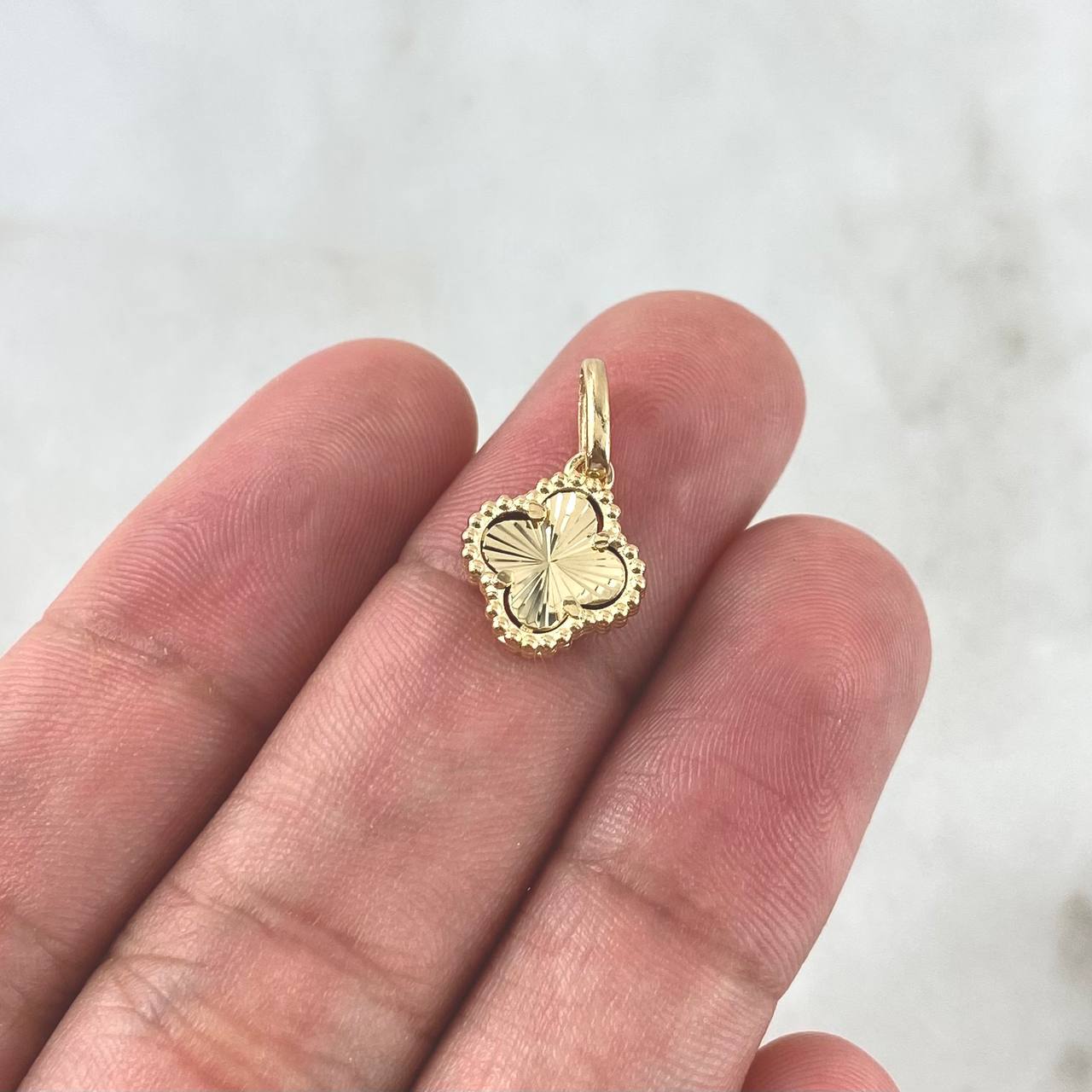 Dije Trebol VCyA 1.55gr / 1.8cm / Diamantado Punteado Oro Amarillo 18K
