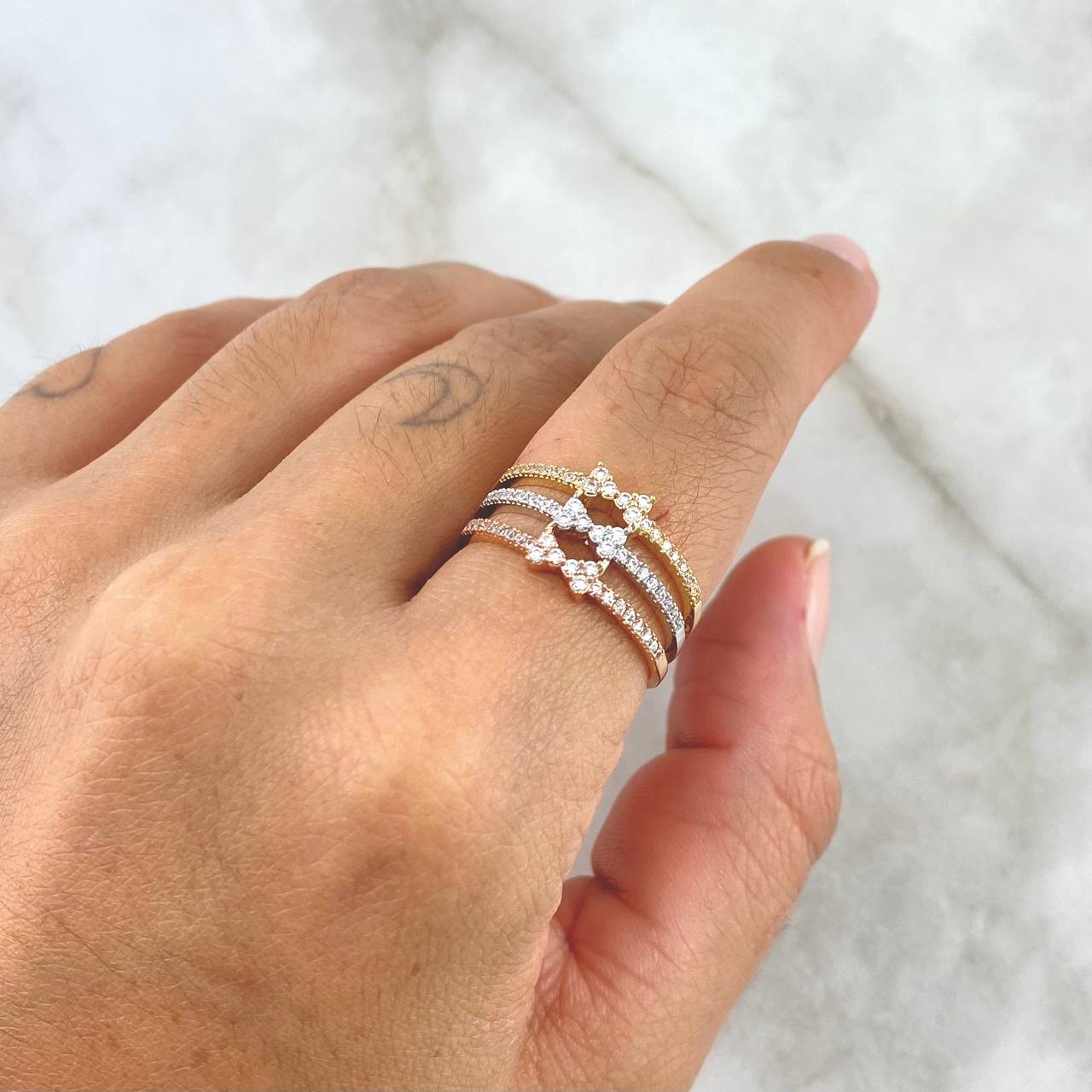 Trio Bow Ring 3.95gr / Size 7 1/2 / White Zircons Three Golds