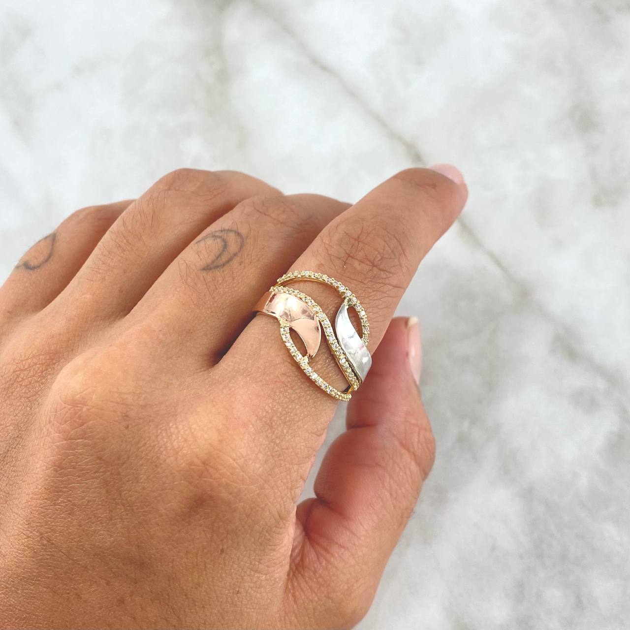 Rustic Wave Ring 3.85gr / Size 8 / White Zircons Three Golds