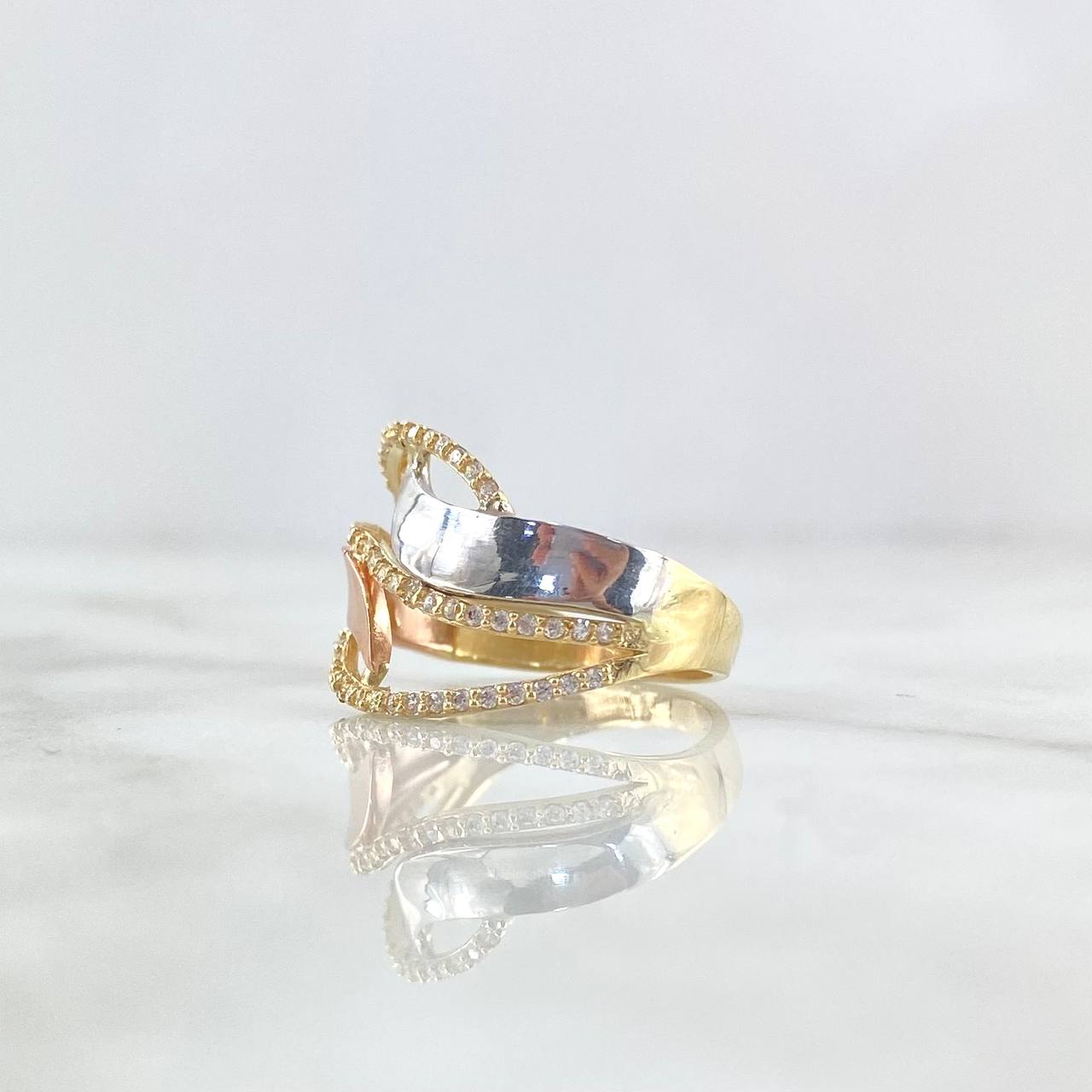 Rustic Wave Ring 3.85gr / Size 8 / White Zircons Three Golds