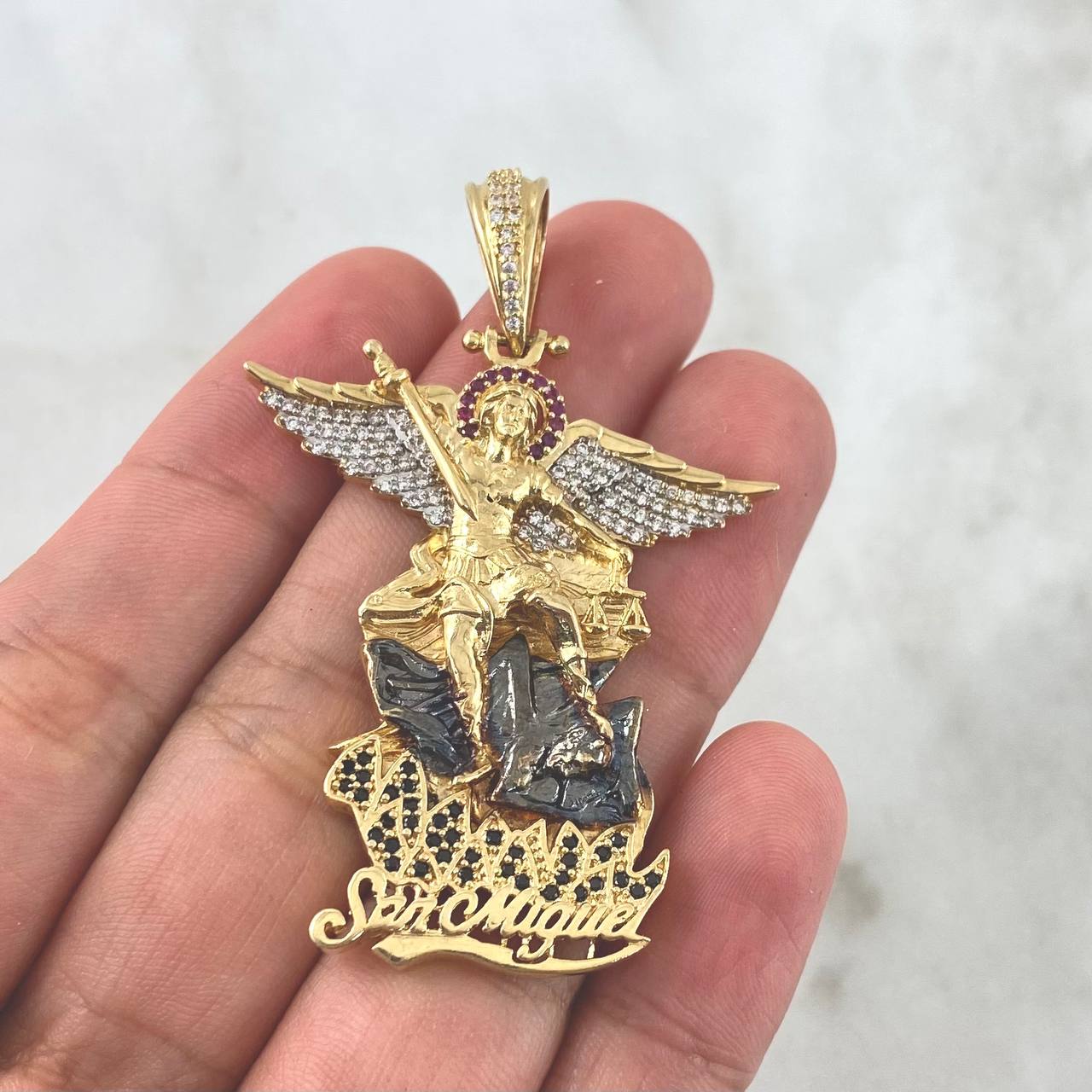 Pendant San Miguel Arcangel 14.05gr / 5.5cm / White, Black, and Fuchsia Zircons Yellow Gold