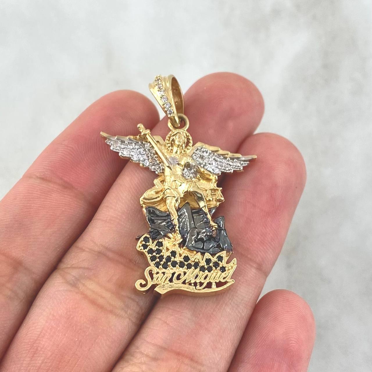 Pendant San Miguel Archangel 7.4gr / 4cm / White and Black Zircons Yellow Gold