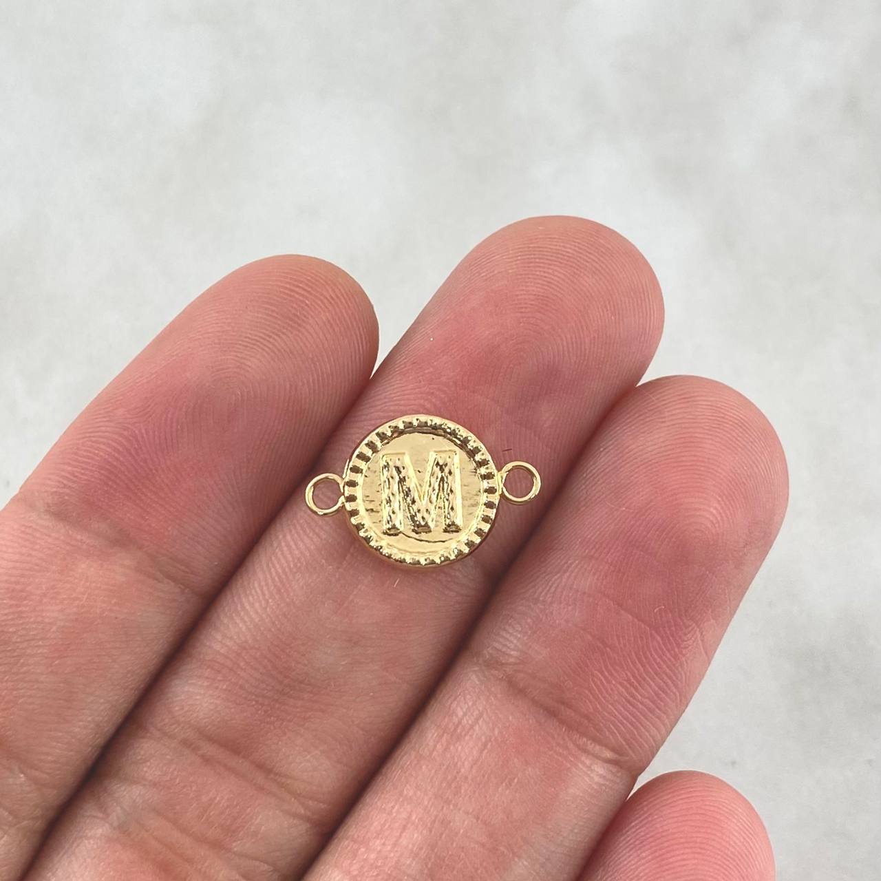 Charm Letter M 0.6gr / 0.7in / Bordered Circle 18K Gold ©