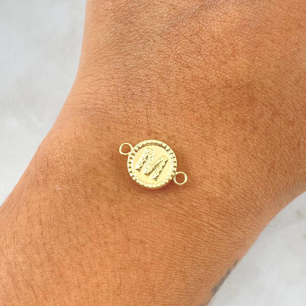 Charm Letter M 0.6gr / 0.7in / Bordered Circle 18K Gold ©