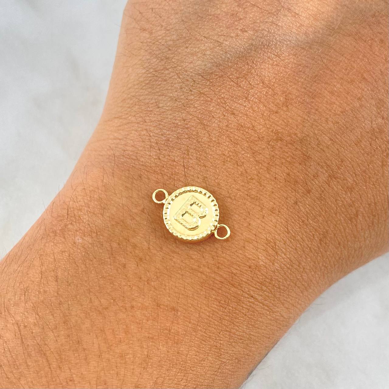 Charm Letter B Matte 0.65gr / 1.7cm-Outlined Circle 18K Yellow Gold