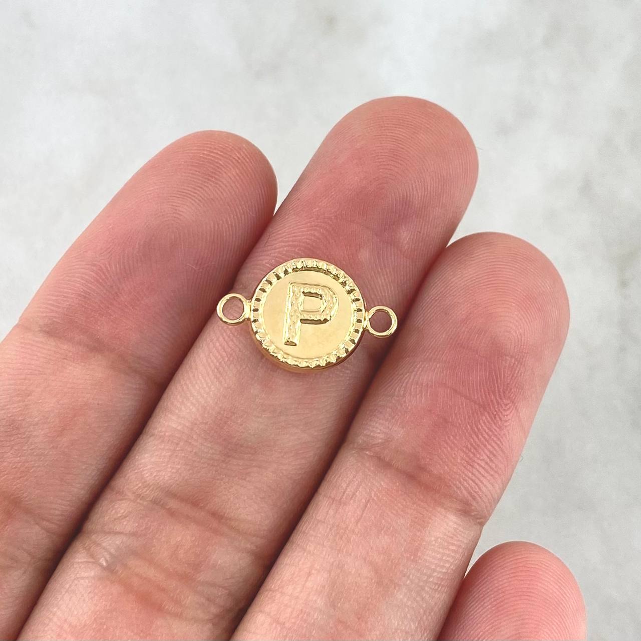 Charm Letter P 0.5gr / 1.6cm / Circular Embroidered Yellow Gold ©