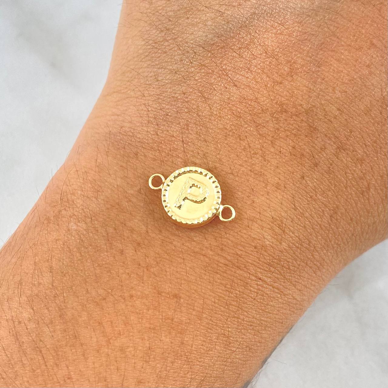 Charm Letter P Matte 0.55gr / 1cm-1.7cm / Yellow Gold 18K Bordered Circle ©