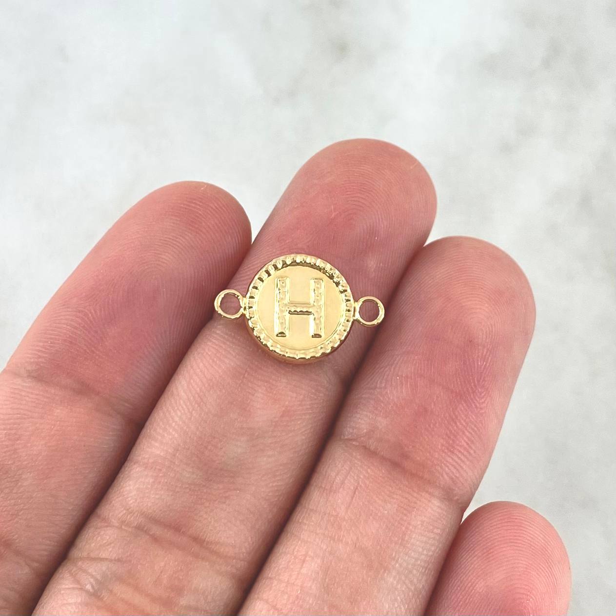 Charm Letter H 0.5gr / 1.6cm / Circular Embroidered Yellow Gold ©