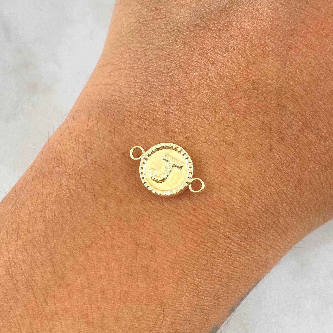 Charm Letter J 0.65gr / 0.7in / Bordered Circle 18K Gold ©