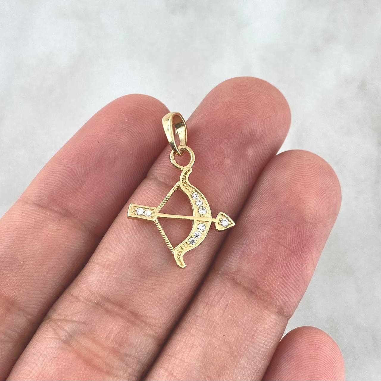 Pendant Bow Arrow 1.15gr / 2.5cm / White Zircons Yellow Gold ©