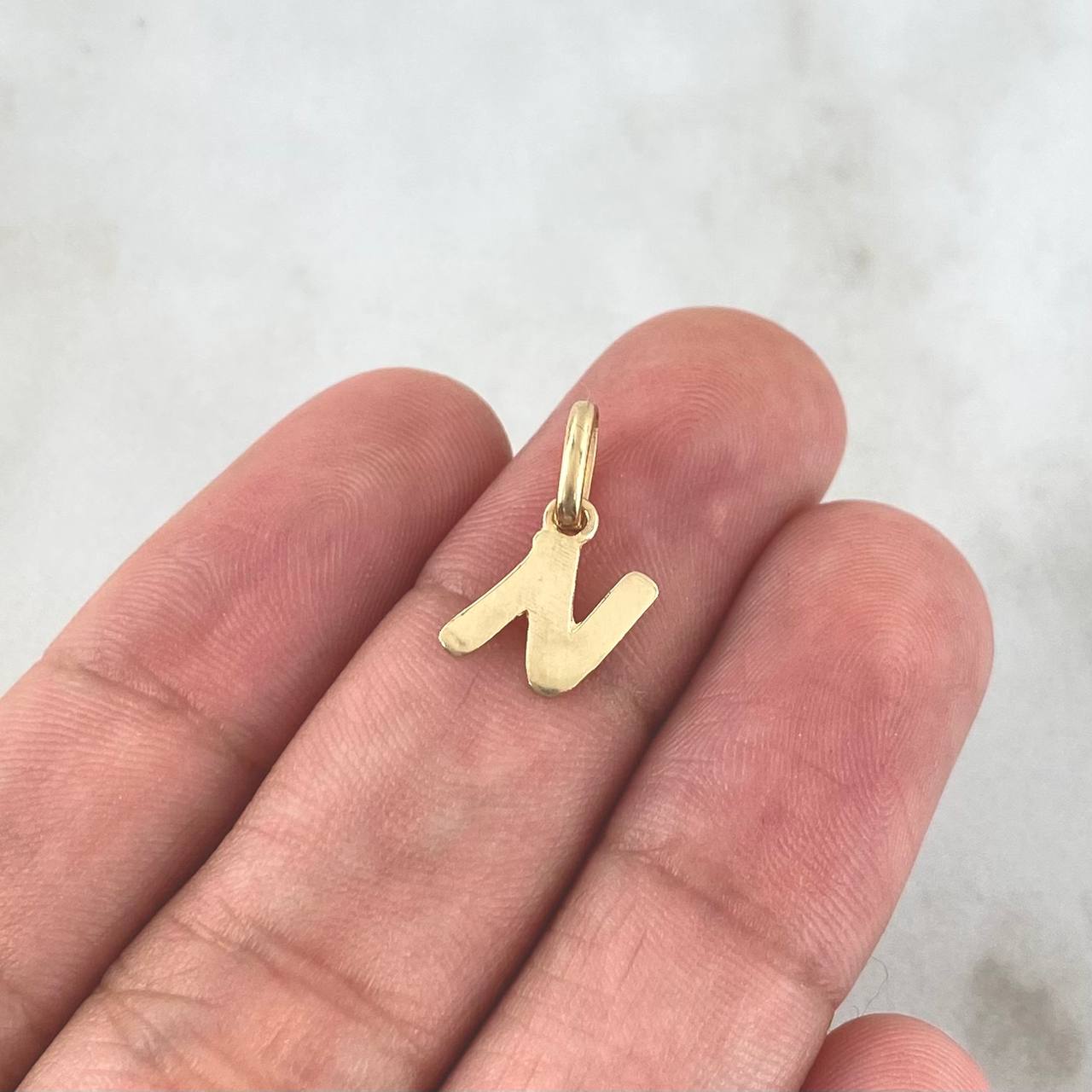 Dije Letra N Cursiva 0.5gr / 1/2 in / Oro Amarillo 18K