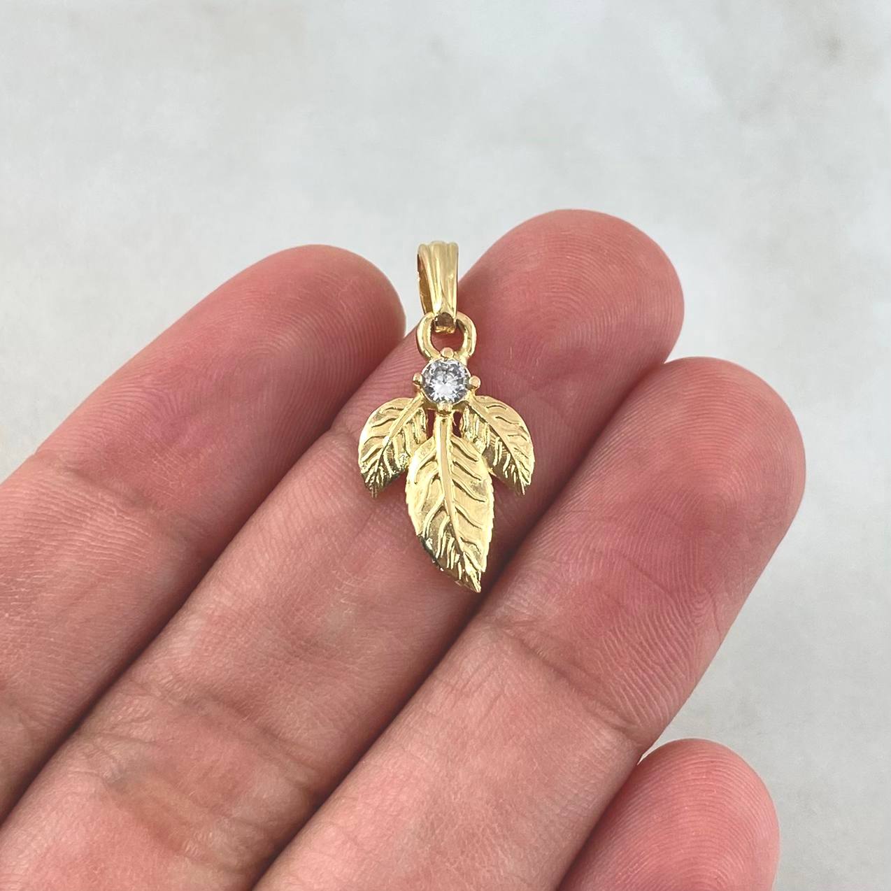 Pendant Triple Leaf 1.9gr / 2.4cm / White Zircon Yellow Gold