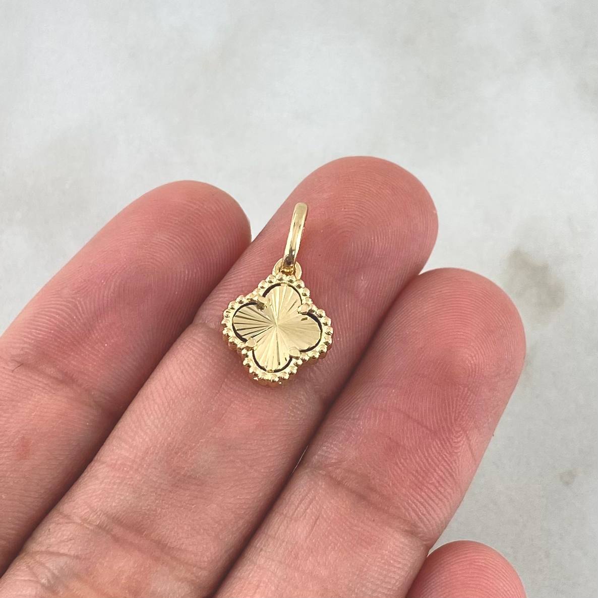 Pendant Clover VCyA 1.35gr / 1.8cm / Diamond Cut Punteado Oro Amarillo 18K ©