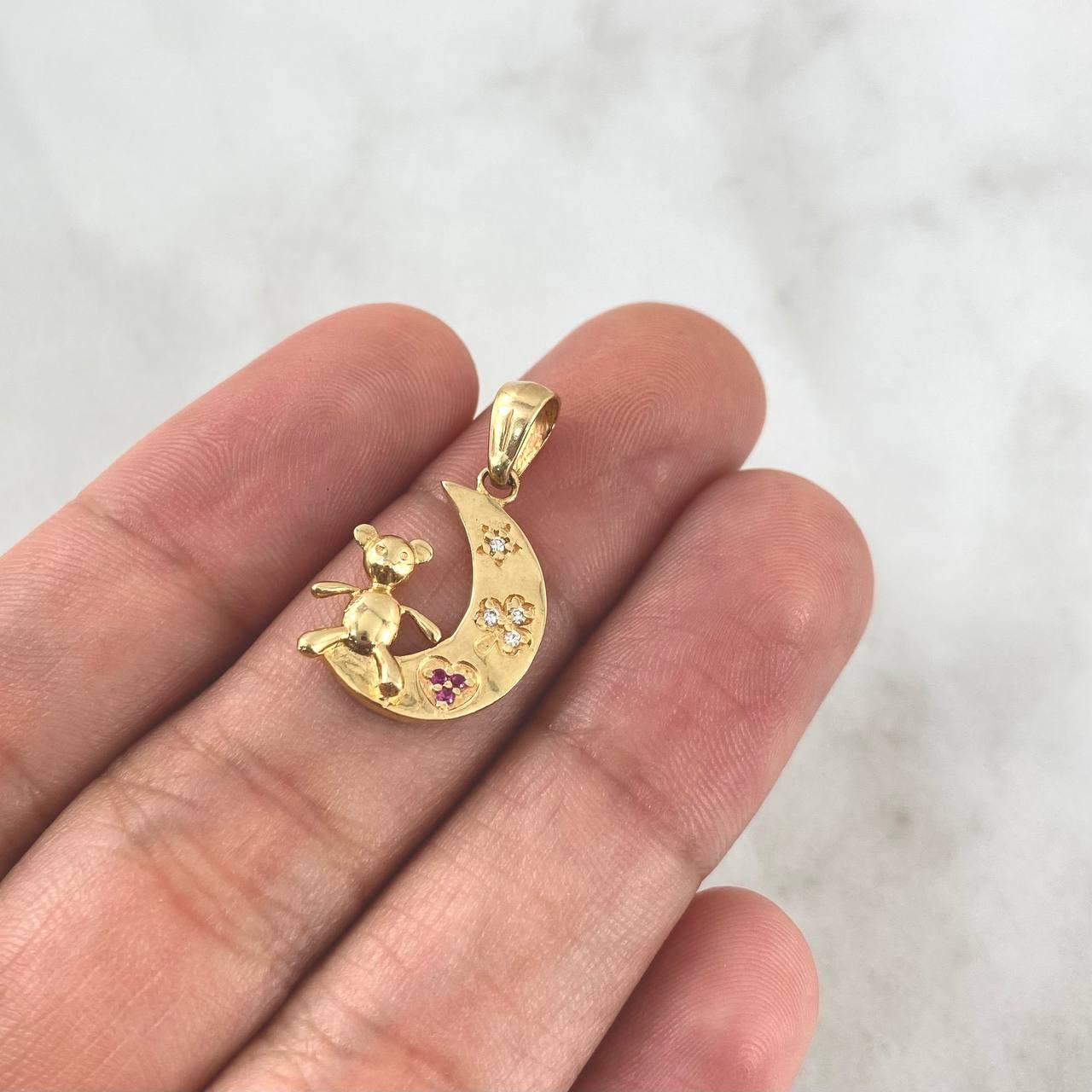 Pendant Moon Bear 1.6gr / 2cm / White Zircons - Fuchsia Yellow Gold