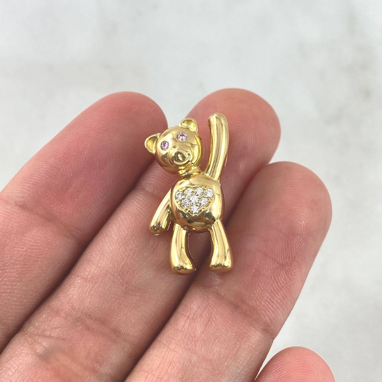 Pendant Little Bear Thumbs Up 4.35gr / 2.2cm / White Zircons Pink Eyes Yellow Gold