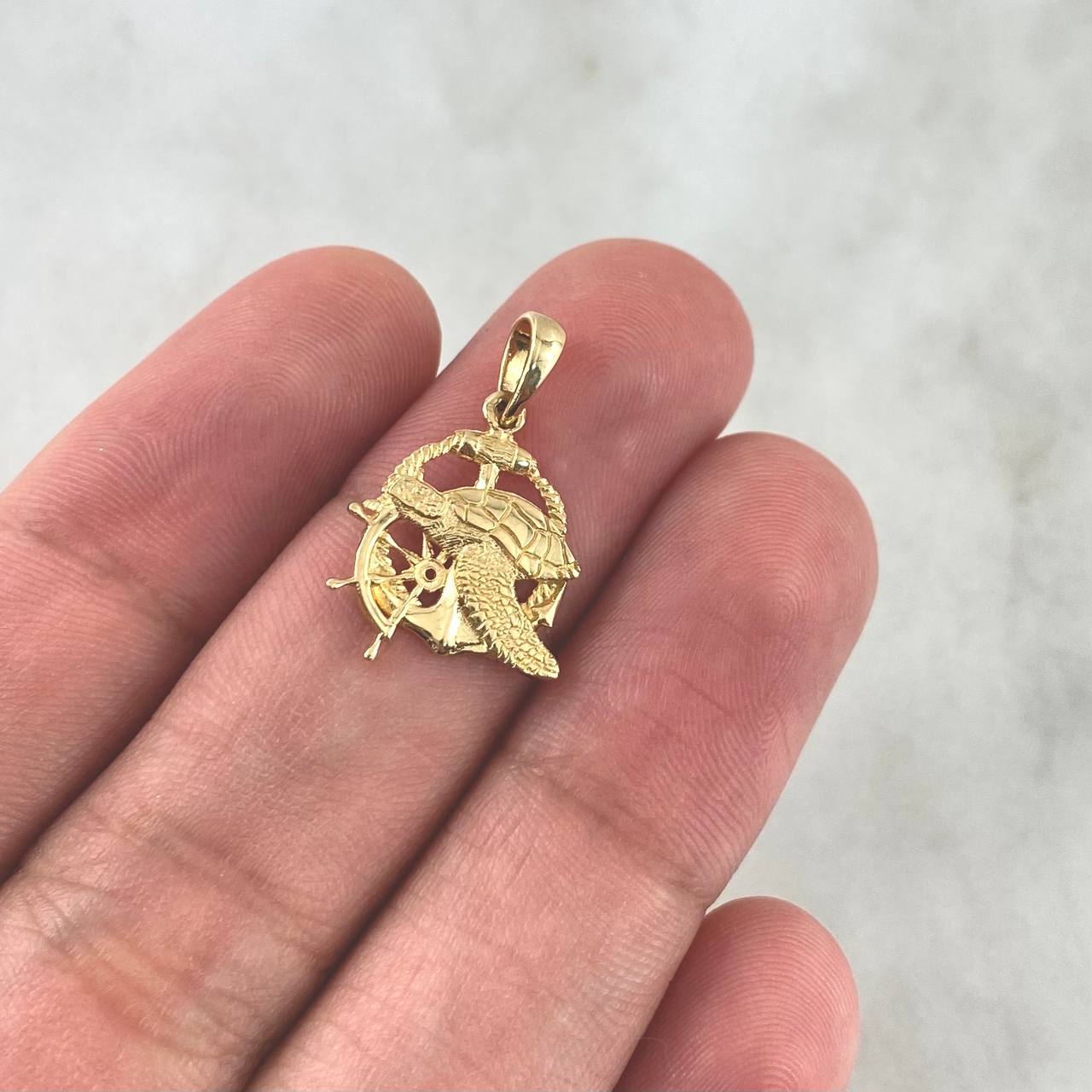 Dije Tortuga Ancla Timon 1.5gr / 1.8cm / Texturizado Oro Amarillo ©