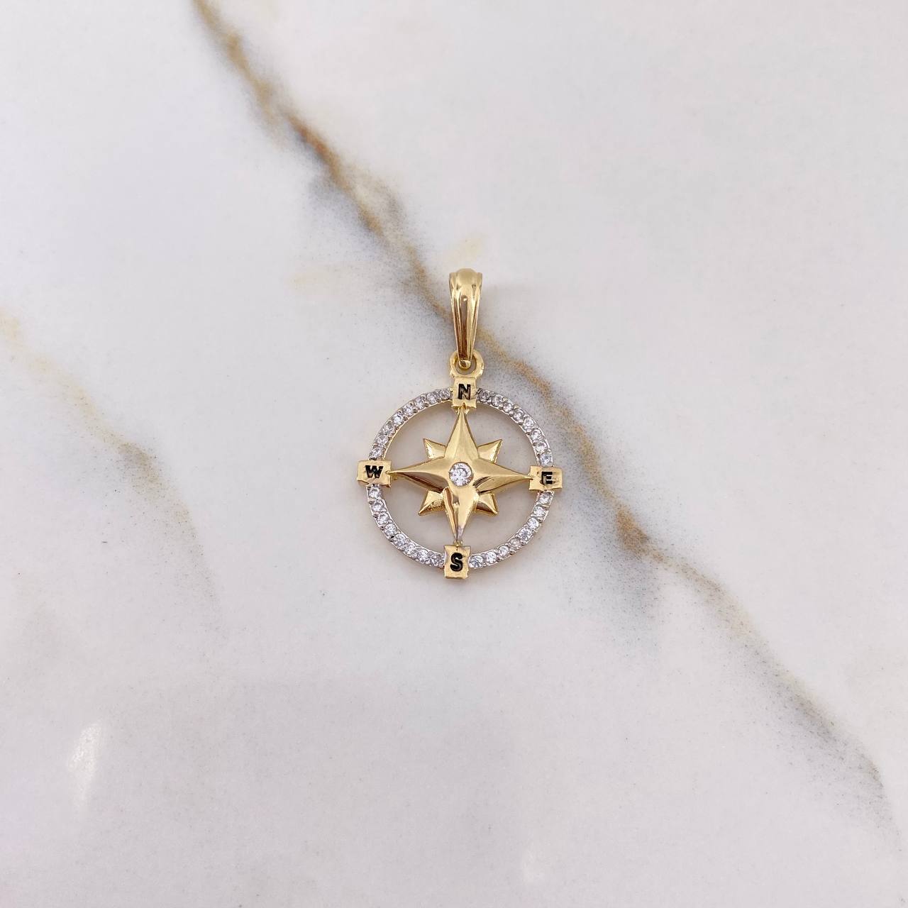 Dije Brujula 2gr / 2.6cm / Circones Blancos Oro Amarillo $