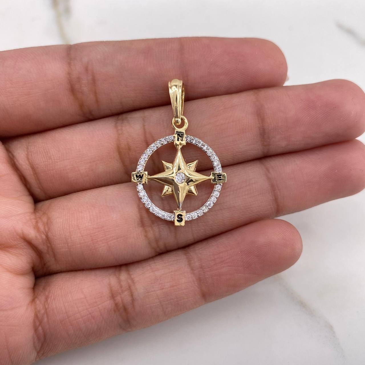 Dije Brujula 2gr / 2.6cm / Circones Blancos Oro Amarillo $