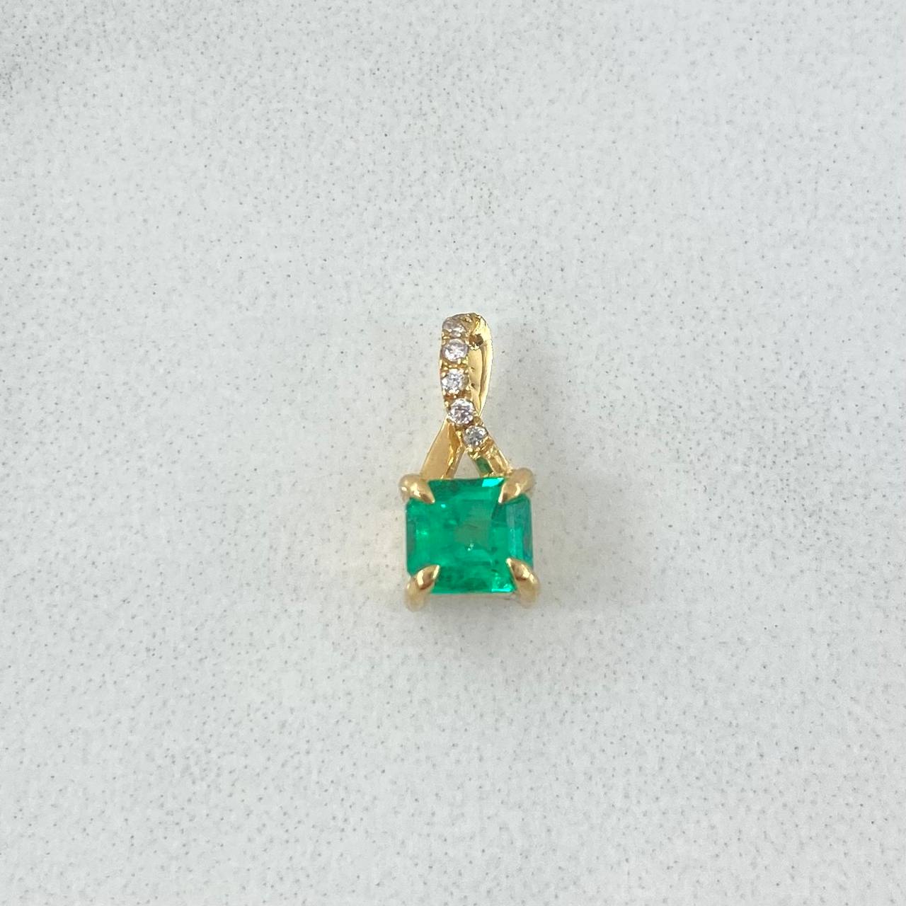 Pendant Cube Stone 0.9gr / 1.1cm / Emeralds 0.58pts - White Diamonds 0.01pts 18K Yellow Gold (Jewel) ©