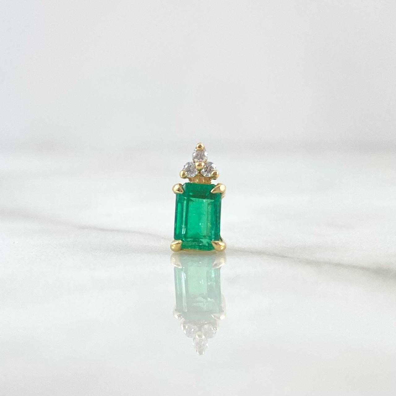 Dije Tri Cuadro 0.65gr / 1cm / Esmeraldas 0.60pts - Diamantes Blancos 0.01pts Oro Amarillo 18K (Joya) ©