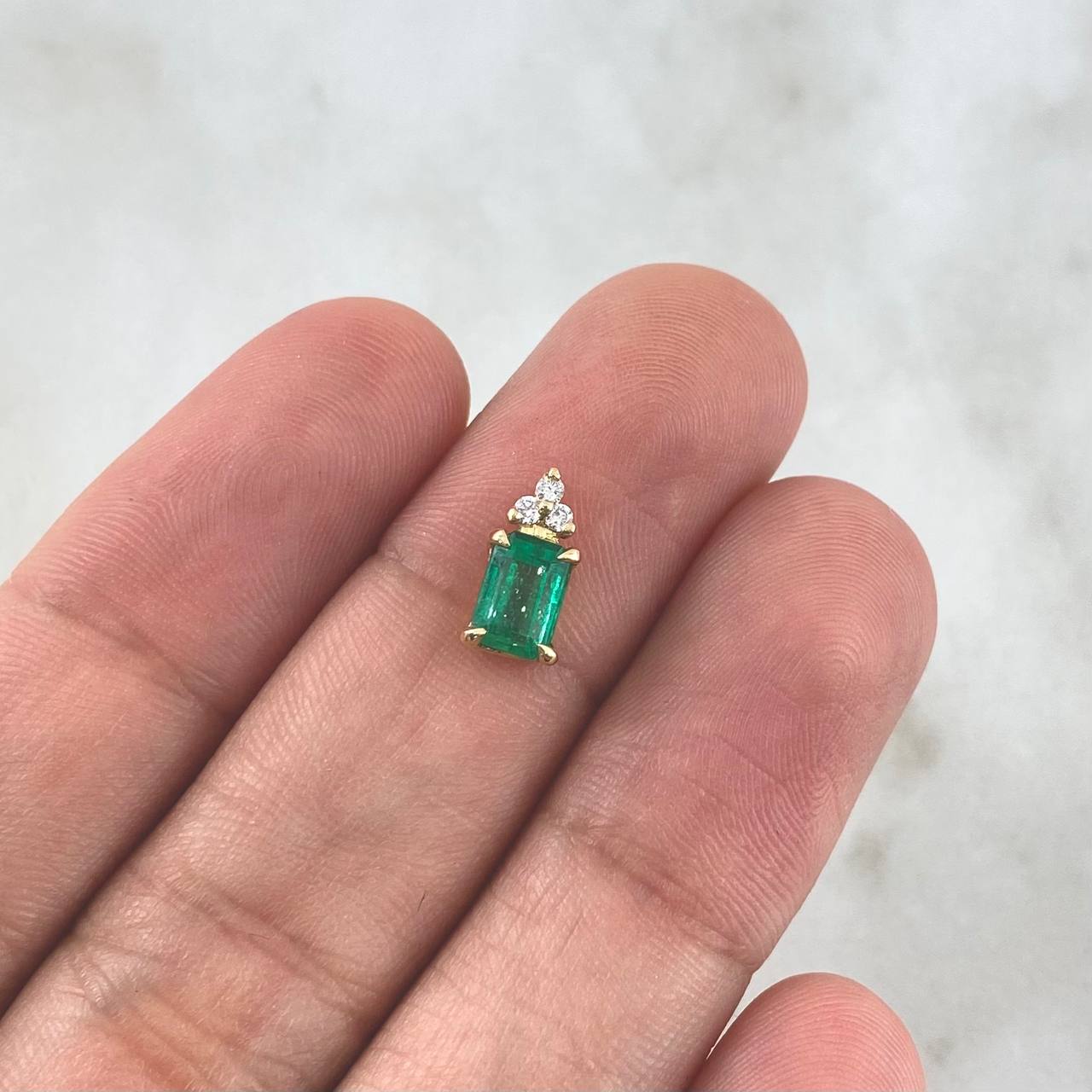 Dije Tri Cuadro 0.65gr / 1cm / Esmeraldas 0.60pts - Diamantes Blancos 0.01pts Oro Amarillo 18K (Joya) ©