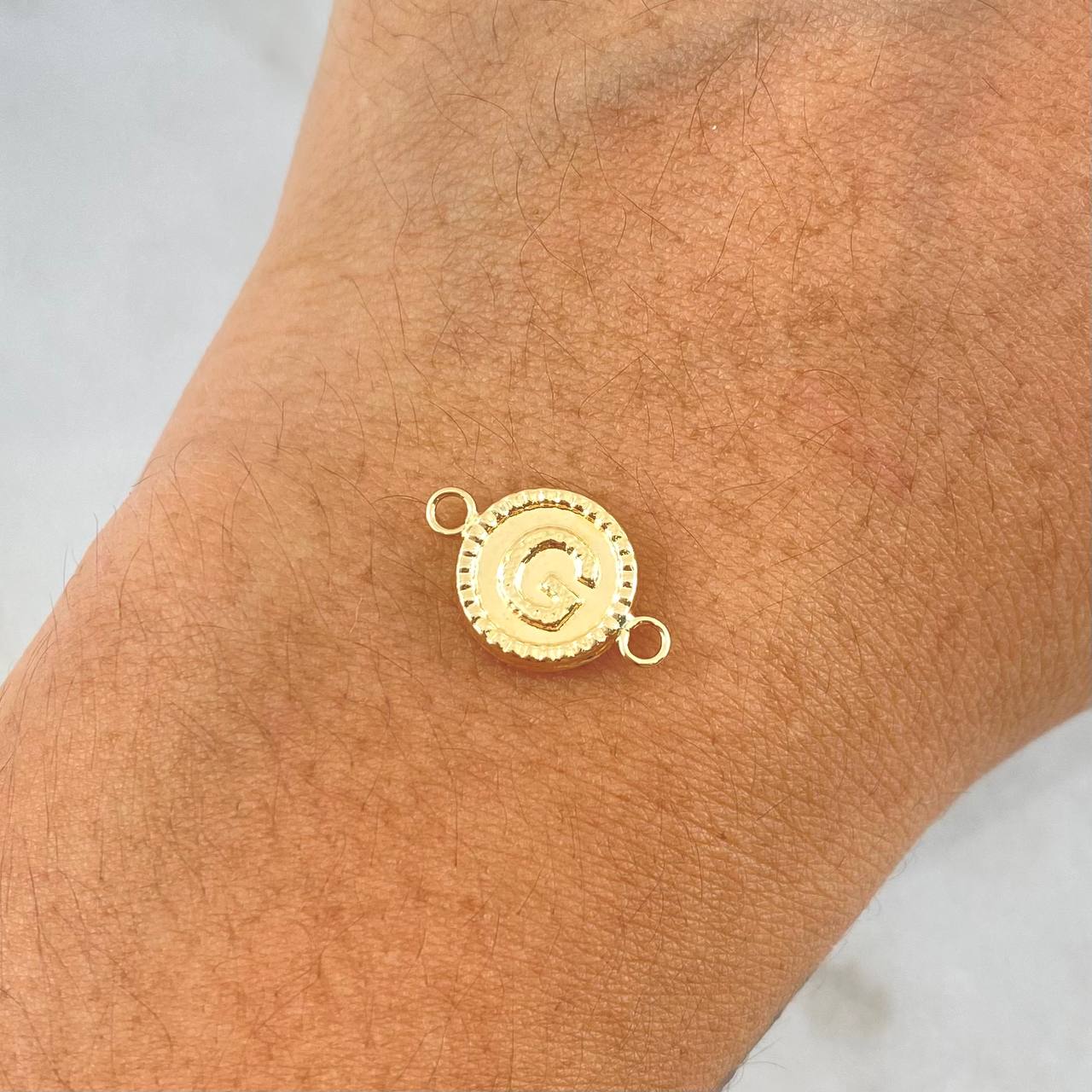 Charm Letter G 0.45gr / 1.5cm / Yellow Gold Edged Circle 18K