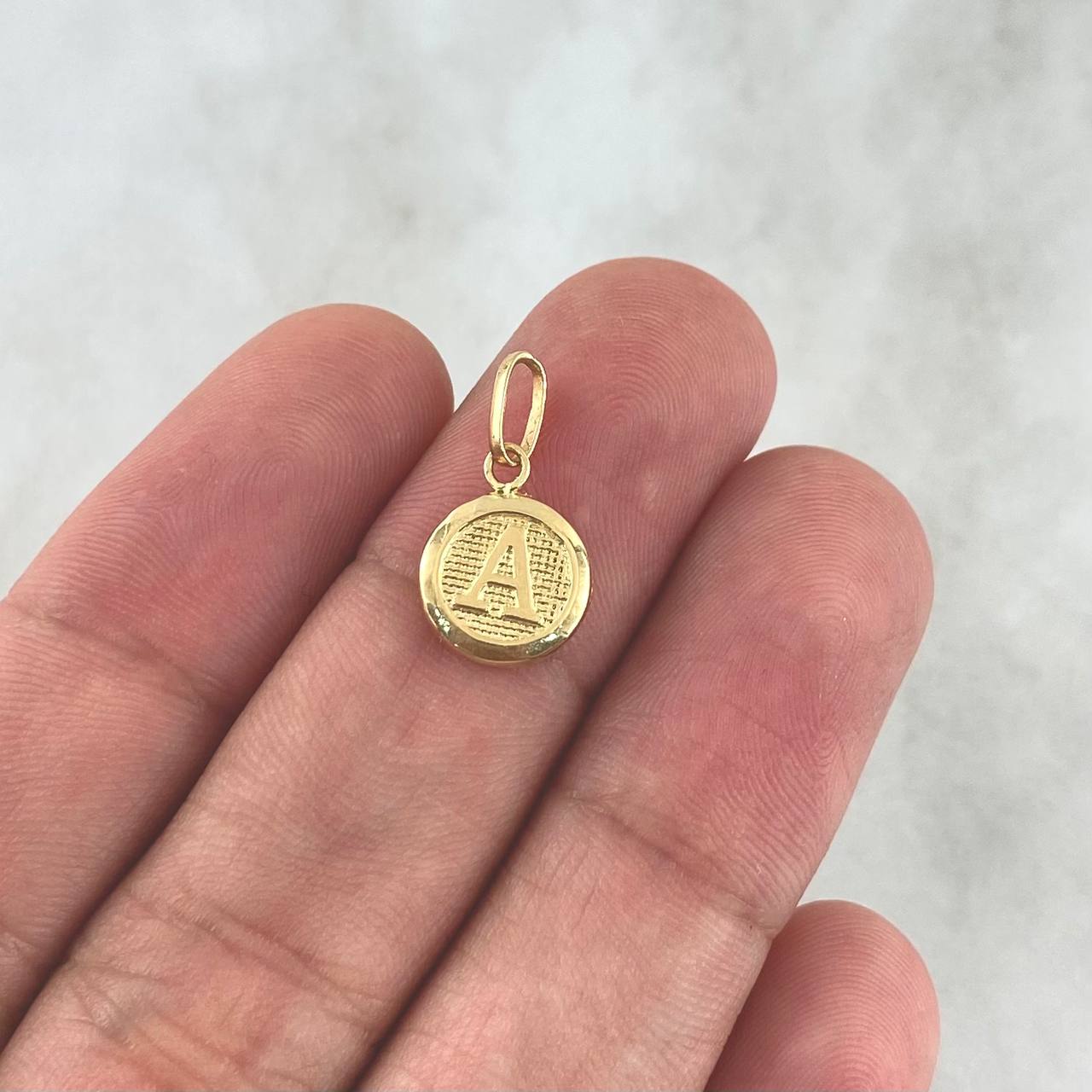 Dije Letra A 0.45gr / 1.6cm / Circulo Texturizado Oro Amarillo 18K