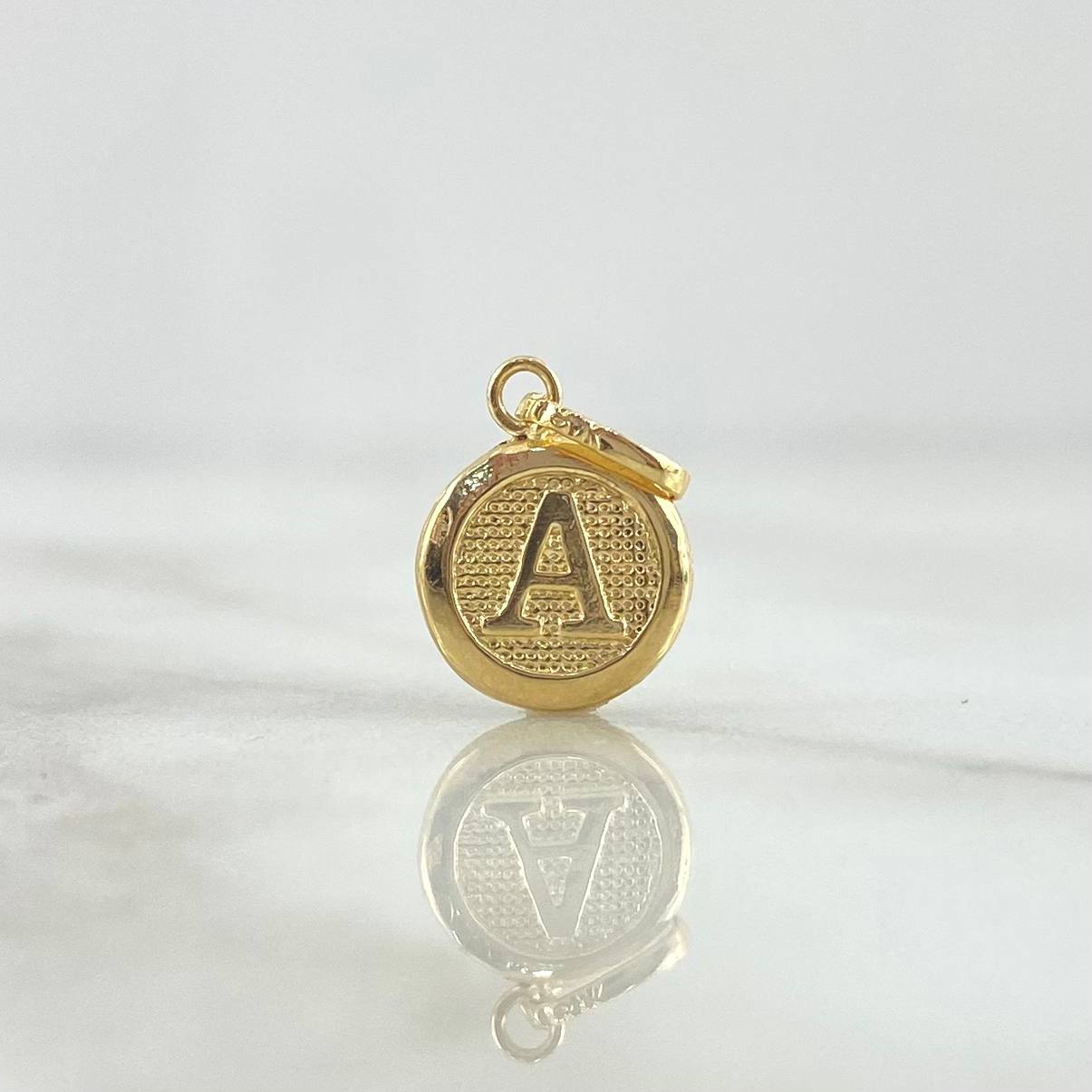 Dije Letra A 0.45gr / 1.6cm / Circulo Texturizado Oro Amarillo 18K
