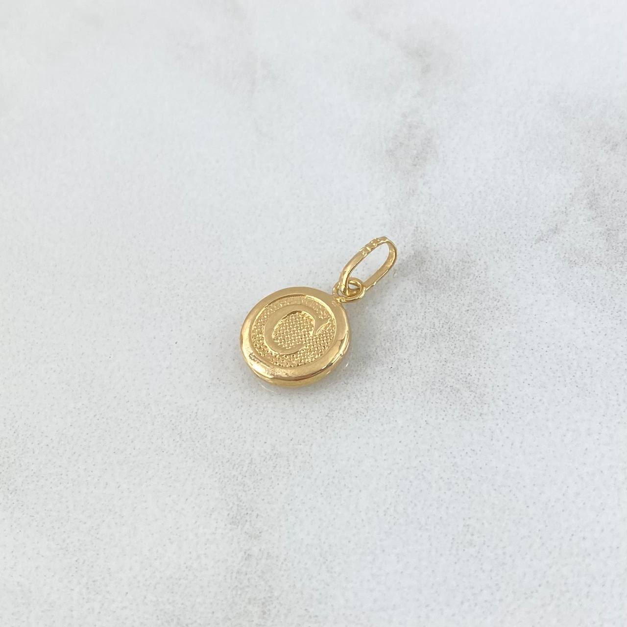 Dije Letra C 0.5gr / 1.6cm / Circulo Texturizado Oro Amarillo 18K
