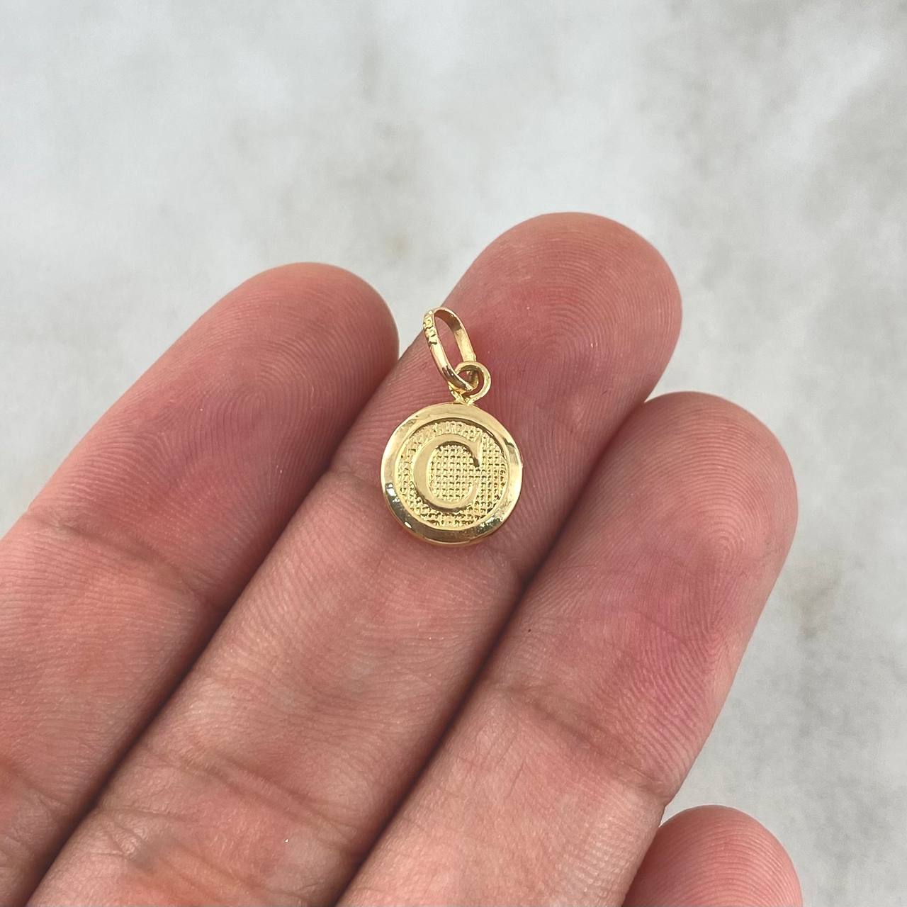 Dije Letra C 0.5gr / 1.6cm / Circulo Texturizado Oro Amarillo 18K