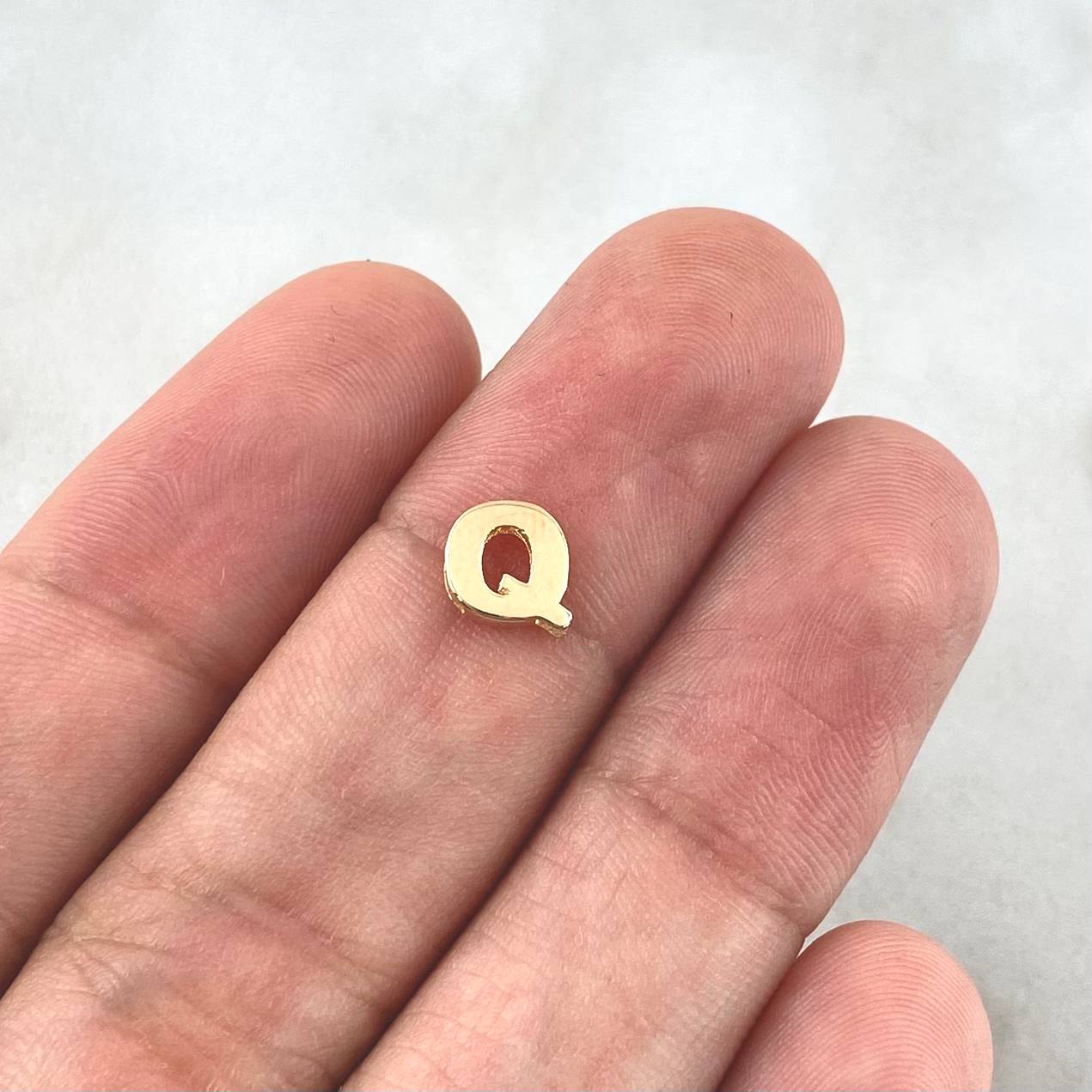 Charm Letter Q 0.35gr / 6mm Drum 18K Yellow Gold