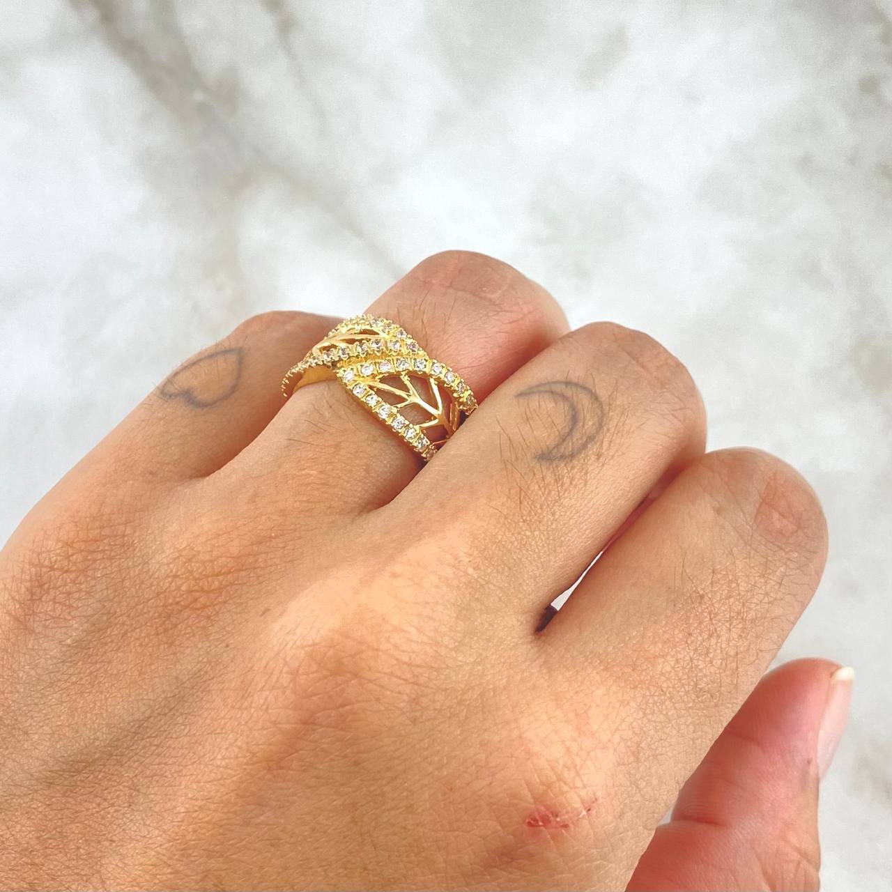 Hug Leaves Ring 3.8gr / Size 6 1/4 / White Zircons 18K Yellow Gold *
