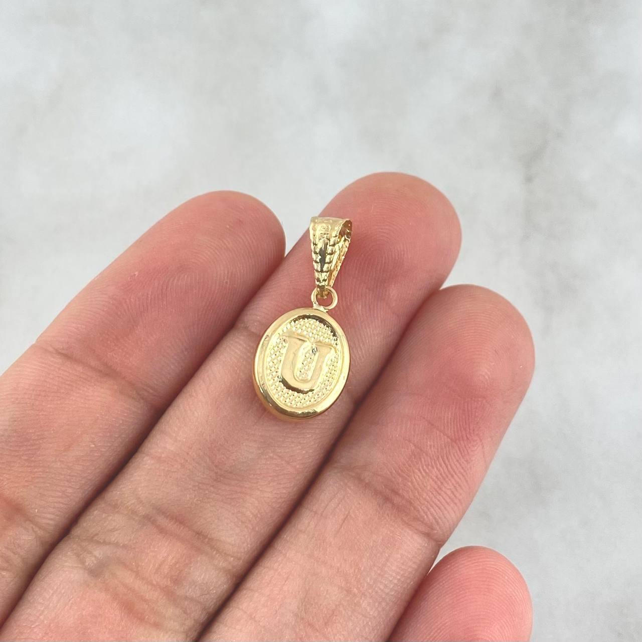 Pendant Letter U 0.5gr / 2cm / Textured Oval 18K Yellow Gold